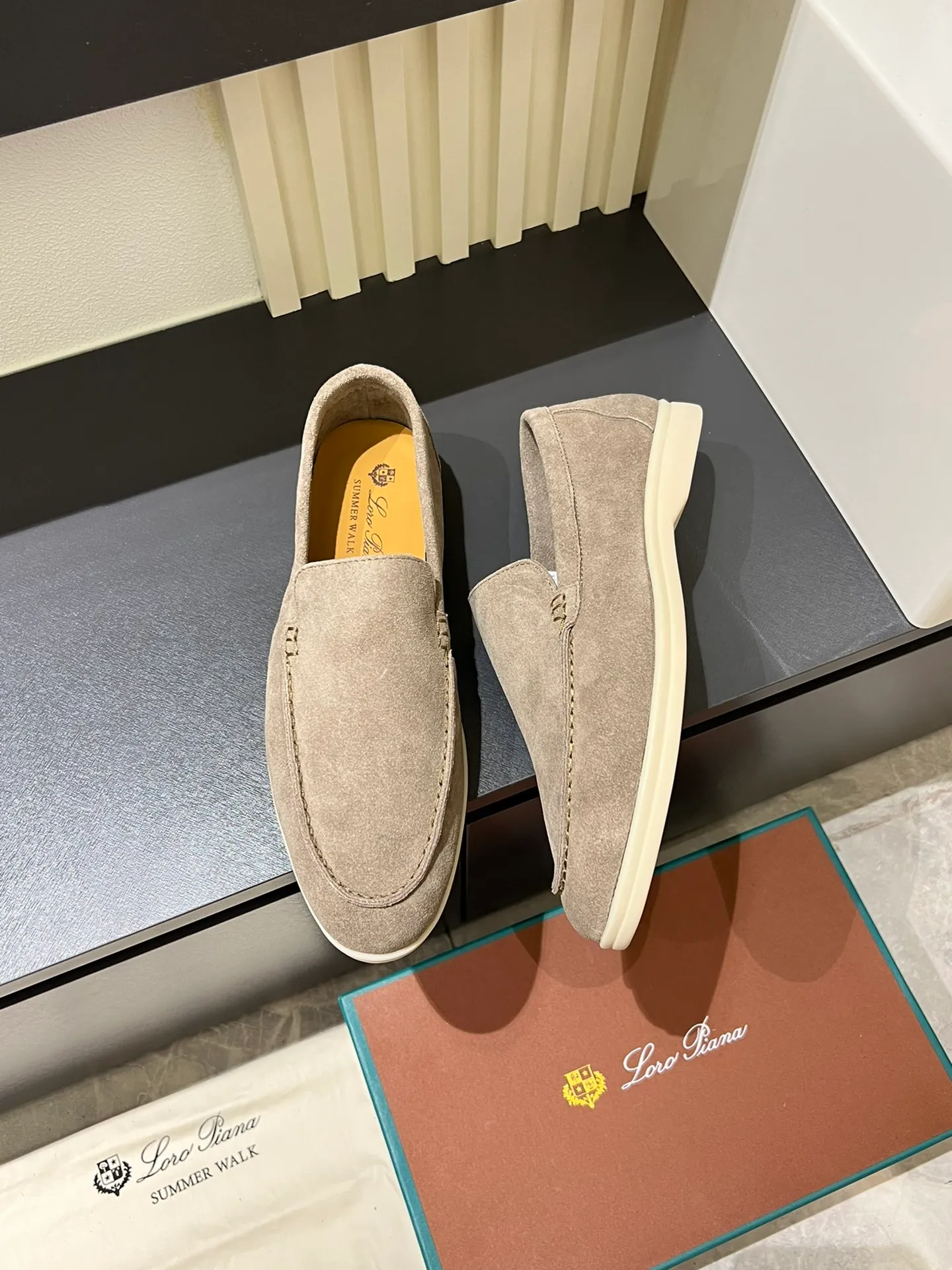 Men's shoes 💰p360 "Loro men's shoes 💰pian'*" Classic L men's shoes for couples 💰p Top version British flat loafers, a must-have item in old money style, the minimalist design is eye-catching and durable, a plus point for dressing The soft foot feel and texture are outstanding. They don’t scratch your feet and are very nice. They are matched with soft and waxy soles. They can be worn daily for a long time without getting tired. They are easy to wear, versatile and classic items, with perfect foot feel and texture! Imported cashmere fabric, the lining is made of imported A-grade water-dyed cow lining, the top version of the genuine leather midsole is sewn with pure handmade mark thread! Size: Female 35-40 (34. Customized) Male 38-44 (45.46. Customized)